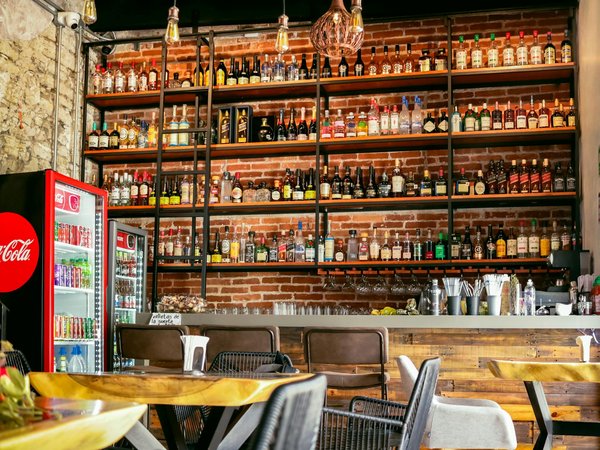 Essential Guidelines for Safely Preparing and Serving Raw Shellfish in Seafood Restaurants